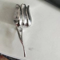 Dettaglio della spilla a tulipano argento con petali testurizzati e gambo lungo - Argento