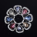 Exquisito broche de flor con pétalos de cristal de colores sobre base de plata - Estilo Redondo de Cristal Artificial Multicolor (1)