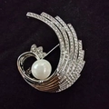 Detalle del broche fénix con pedrería blanca y una elegante perla redonda central - Plata Diamante Blanco