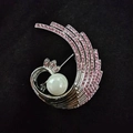 Elegante broche cola de fénix con cristales rosas y una gran perla blanca en el centro - Plata Strass Rosa