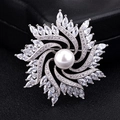 Elegante spilla a vortice argentata con una grande perla bianca e accenti di zircone - Mulino a Vento Argento