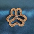 Elegante spilla floreale in oro rosa con strass su tessuto di raso blu scuro - Oro Rosa (Grande)