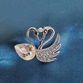 Elegante zilveren dubbele zwaan broche met kristallen stenen en strass - Zilver