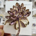 Elegante spilla a fiore in cristallo viola dorato con petali a forma di marquise - Arcobaleno