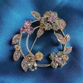 Elegante spilla a corona floreale con strass di cristallo multicolore su base metallica - Arcobaleno