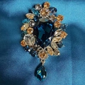 Raffinata spilla vintage con grande cristallo blu a pera e base in lega d'oro - Blu scuro