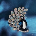 Elegante Federbrosche mit smaragdblauem Kristall auf Seide, hochwertiges Schmuck-Accessoire - Dunkelgrün