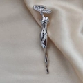 Elegante spilla a silhouette di donna argentata con strass lucidi su sfondo di seta - Silhouette Donna Elegante / Argento