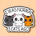 Emaille-Katzenbrosche mit drei Cartoon-Katzen und Text I Was Normal 3 Cats Ago Design - Mehrfarbig (I WAS NORMAL 3 CATS AGO)