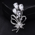 Eleganter silberner Blumenstrauß-Anstecker mit Kristallen und Schleifendetail - Ballon / Blumenstrauß-Stil