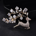 Exquisite goldene Elch-Brosche mit funkelnden Zirkonia auf dunklem Hintergrund - Goldener Hirsch