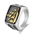 Vintage Herrenring aus Edelstahl mit goldenem Segelschiff-Relief und Silber-Oberfläche - US 8 / Zweifarbig (Gold & Silber)