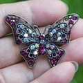 Broche papillon vintage élégante avec strass violets et ailes ajourées complexes - Papillon