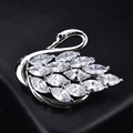 Elegante spilla a cigno con zirconi a marquise incastonati su base in metallo argentato - Forma di Cigno Argentato