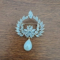 Elegante broche de perlas y circón dorado con piedras marquesa y colgante de ópalo - Dorado