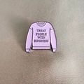 Spilla smaltata rosa a forma di maglione con scritta Treat People With Kindness - Stile Felpa-Treat People With Kindness(xz011-1) / Rosa