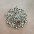 Scintillante spilla a fiocco di neve in argento con strass su sfondo in tessuto rosa champagne - Bianco