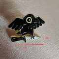 Detail van een emaille raaf speld met mes, toont een breedte van 3,1 cm en gewicht van 6 g - Eén maat / Kraai Stijl (xz247)