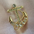 Elegante spilla ad ancora dorata con strass scintillanti e dettagli in corda - Ancora Dorata (xz-114)