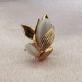 Elegante broche de cobre dorado con piedras de ópalo y diseño de hoja sobre seda - Dorado