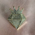 Elegante spilla a corona dorata con strass bianchi brillanti su sfondo di seta rosa - Stile Diamante Oro Corona / Oro