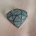 Spilla elegante a forma di diamante con cristalli trasparenti su velluto color champagne - Stile Diamante Nero Gunmetal / Nero