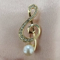 Elegante spilla a chiave di violino dorata con strass scintillanti e accento di perla bianca - Chiave di Violino (xz-611) / Oro