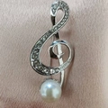 Spilla elegante a forma di chiave di violino con cristalli e perla su seta rosa - Chiave di Violino (xz-611) / Argento