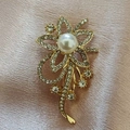 Elegante spilla a fiore dorata con perla bianca e strass lucidi su seta rosa - Oro