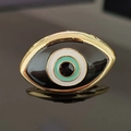 Macro-opname van de boze oog ring met emaille inleg en spiegelreflectie op zwart - Zwart