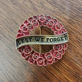 Spilla ghirlanda di papaveri Lest We Forget con smalto rosso e nastro inciso - Oro