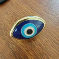 Verstelbare gouden ring met blauw emaille boze oog op een houten ondergrond - Marineblauw