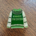 Grüne Funniest Sweater Weihnachten Emaille-Brosche mit Goldmetall auf Holzgrund - Grüner Funniest-Stil / Grün