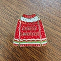 Detail der roten Emaille-Brosche im Weihnachts-Sweater-Design mit Schriftzug - Roter Cutest-Stil / Rot