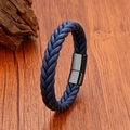 Dettaglio del bracciale in pelle intrecciata con chiusura magnetica in acciaio nero - Pelle Blu Chiusura Nera / 19cm