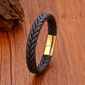 Bracciale intrecciato in pelle nera con chiusura magnetica dorata su fondo di legno - Pelle Marrone Chiusura Dorata / 19cm