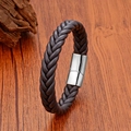 Dettaglio del bracciale in pelle intrecciata con chiusura magnetica in acciaio inossidabile - Pelle Marrone Chiusura Argentata / 19cm