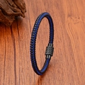 Pulsera trenzada de cuero azul y negro con cierre magnético negro sobre fondo de madera - 19cm / Cierre Negro - Trenzado Azul/Negro