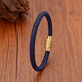 Primer plano de pulsera trenzada azul y negra con cierre magnético dorado texturizado - 19cm / Cierre Dorado - Trenzado Azul/Negro