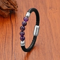 Detalle de pulsera de cuero trenzado negro con cuentas púrpuras y cierre magnético pulido - Cuentas redondas moradas con cierre magnético plateado (Estilo 3) / 19cm