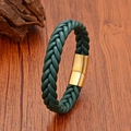 Dettaglio del bracciale in pelle intrecciata verde con chiusura magnetica dorata - Pelle Verde Chiusura Dorata / 19cm