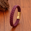 Dettaglio del bracciale in pelle intrecciata bordeaux con chiusura magnetica in acciaio dorato - Pelle Borgogna Chiusura Dorata / 19cm