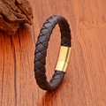 Detalle de pulsera de cuero trenzado con cierre magnético de oro pulido sobre madera - 19cm / Cuero Oscuro Con Cierre Pulido Dorado (Estilo 3)