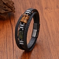 Détail du bracelet multicouche en cuir tressé avec œil de tigre naturel et fermoir aimanté - Style 5 (Pierre à Rayures Bleues)