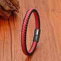 Détail du bracelet en cuir tressé rouge et noir avec fermoir magnétique noir sur bois - Tressé Rouge et Noir Avec Fermoir Noir