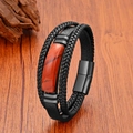 Détail d'un bracelet en cuir tressé multi-rangs avec pierre rouge et fermoir magnétique - Style Pierre Texturée Rouge