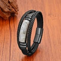 Détail macro d'un bracelet en cuir tressé multicouche avec pierre naturelle et fermoir - Style Pierre Grise Brute
