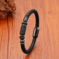Detailaufnahme von schwarzem Lederarmband mit Lavasteinen und Magnetverschluss auf Holz - 19cm / Lavastein (Stil 1)