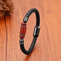 Détail du bracelet en cuir tressé noir avec perles en pierre rouge et fermoir magnétique - Agate Rouge (Style 2)