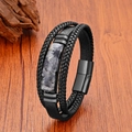 Détail d'un bracelet en cuir multicouche avec pierre naturelle et fermoir magnétique - Style Pierre Tachetée Grise